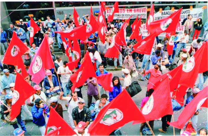 O Movimento dos Trabalhadores Rurais sem-Terra (MST), retribuindo a crescente solidariedade que vinha recebendo, participa da campanha salarial dos bancários, como fizeram em anos anteriores