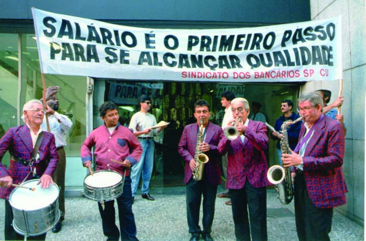 A Famosa Banda do Peru agita atividade sindical na porta dos bancos