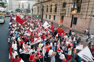 Durante a longa greve, as passeatas pelas ruas do centro da capital, que reuniram milhares de bancários, foram episódios de renovada alegria e grande repercussão