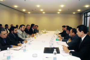 Luiz Cláudio Marcolino, segundo do lado esquerdo da mesa, presidente do Sindicato, e outros representantes da categoria em tensa mesa de negociação com os banqueiros