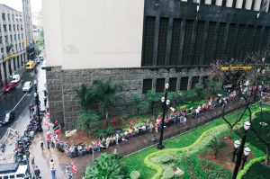 No trigésimo dia de greve, bancários abraçam o BB da Avenida São João: um dos últimos atos da campanha