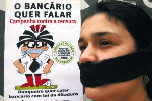 Bancários protestam contra ações dos banqueiros para censurar o material de comunicação da campanha salarial