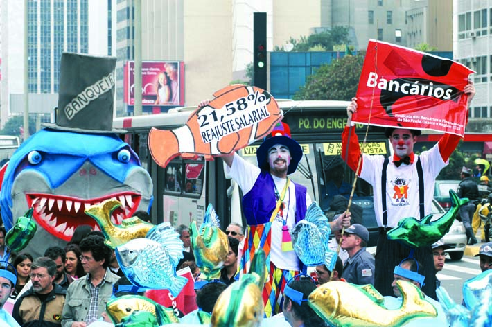 Sindicato coloca "tubarão" de oito metros na Avenida Paulista para protestar contra ganância do banqueiros
