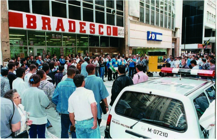 Apesar da crescente representação policial, a tática "Kinder Ovo" obtém adesão dos trabalhadores