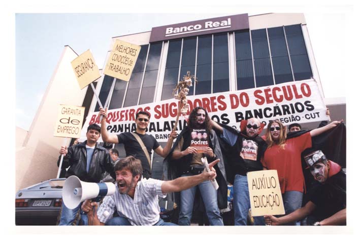 Com criatividade, o Sindicato leva as reivindicações da campanha salarial às portas de agências