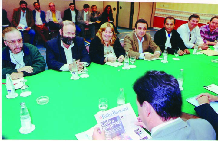 João Vaccari (segundo a partir da esquerda) presidente do Sindicato, e outros representantes da categoria em mesa de negociação com a Fenaban