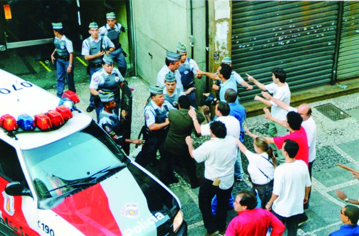 Em mais um ano de abuso de poder, policiais arrastam direto do Sindicato para interior de agência e o espancam covardemente