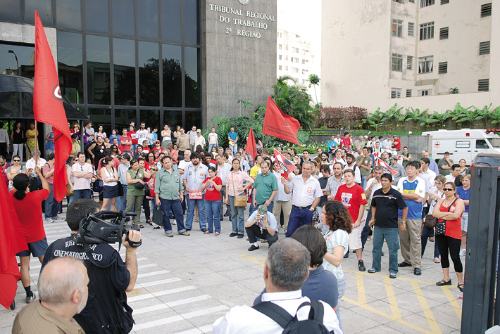 Banqueiros levam a greve aos tribunais, contra a vontade do Sindicato, que protesta em frente ao TRT, exigindo negociação direta