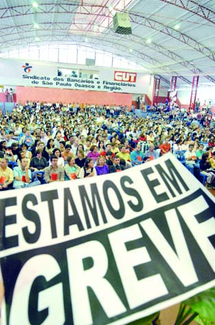 Grande assembleia na Quadra do Sindicato. Com o inicio do governo do Lula, os trabalhadores saem defensiva e retornam as mobilizações em massa