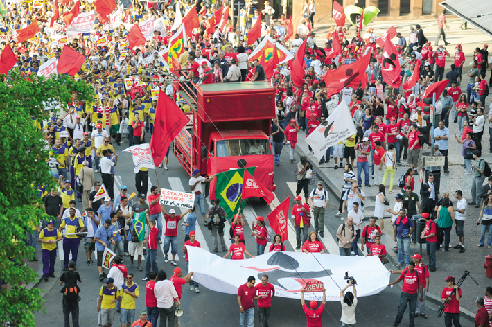Protesto que reuniu 8 mil bancários e funcionários dos Correios colore de vermelho e amarelo a Praça do Patriarca, no centro de São Paulo
