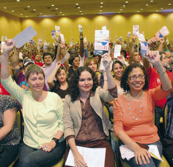  Juvandia Moreira, presidenta do Sindicato, entre Raquel Kacelnikaas, secretária-geral (à direita), Rita Berlofa, secretária de Finanças da entidade, participam da 12ª Conferência Nacional dos Bancário, evento anual que define a pauta da campanha unificada