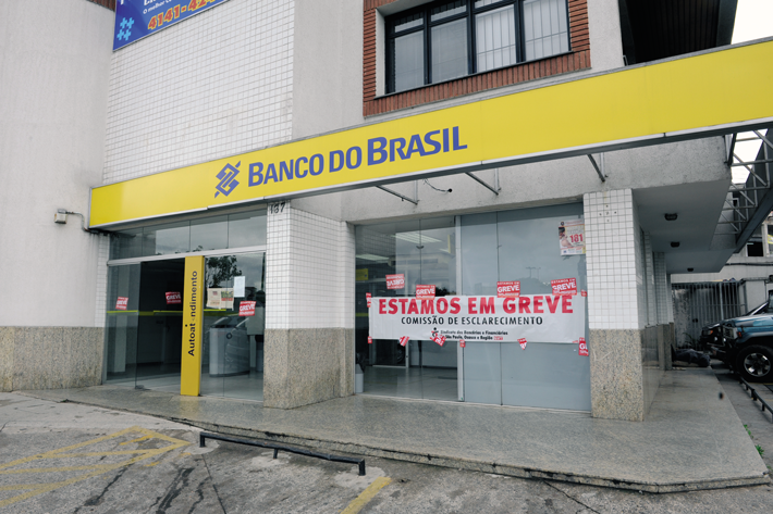 Em que pese a inédita medida da direção do BB, que recorreu a um interdito proibido preventivo, levando o Sindicato a denuncia o banco á OIT e à OCDE, os trabalhadores fizerem uma forte greve nacional