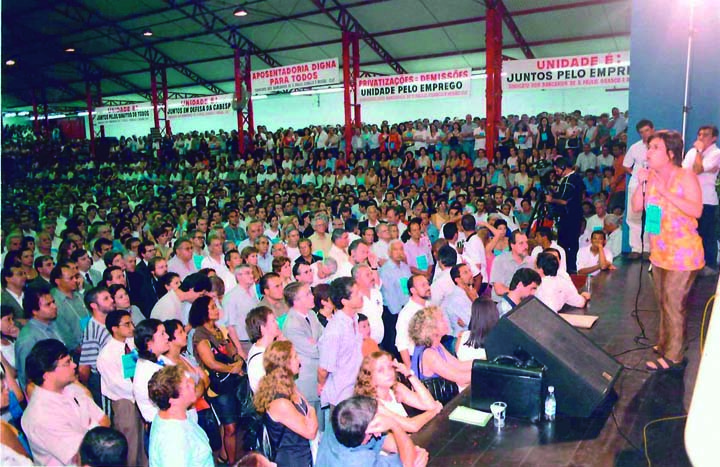 Maria Lúcia Mathias, diretora do Sindicato, discursa em assembleia com 5 mil banespianos. a Privatização, realizada por FHC em 2000, forçaria a aderir ao plano de demissão voluntária (PDV)