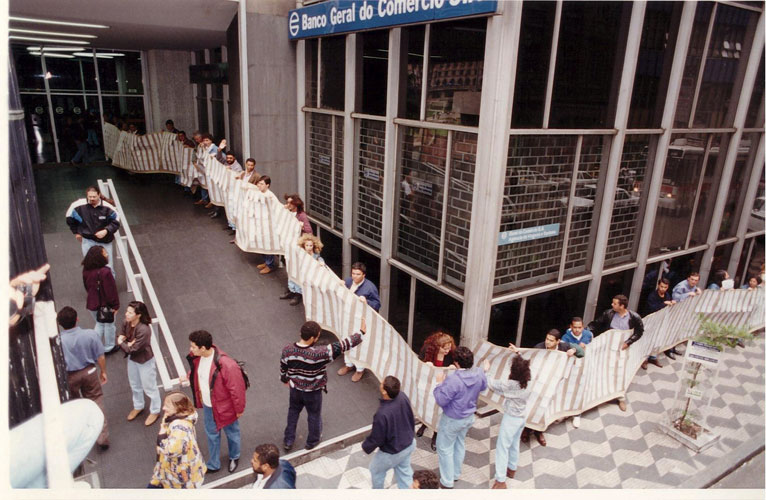 Ativistas e dirigentes do Sindicato e da Fetec/CUT-SP entregam, na Febraban, 4 mil cartões-postais escritos pelos bancários aos banqueiros