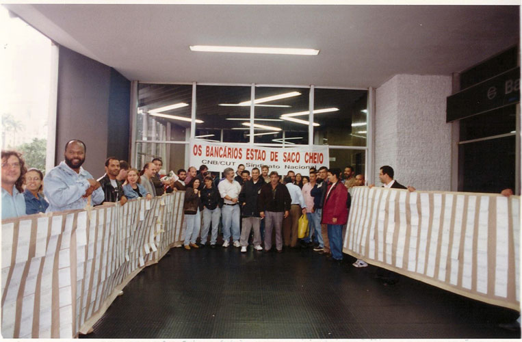 Ativistas e dirigentes do Sindicato e da Fetec/CUT-SP entregam, na Febraban, 4 mil cartões-postais escritos pelos bancários aos banqueiros