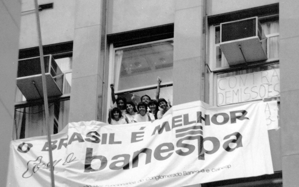 Vigília, no final de abril de 1997, ocupou antessala da presidência do Banespa: trabalhadores queriam abrir negociações para impedir demissões e fechamento de agências (Diário Popular/Seeb-SP)