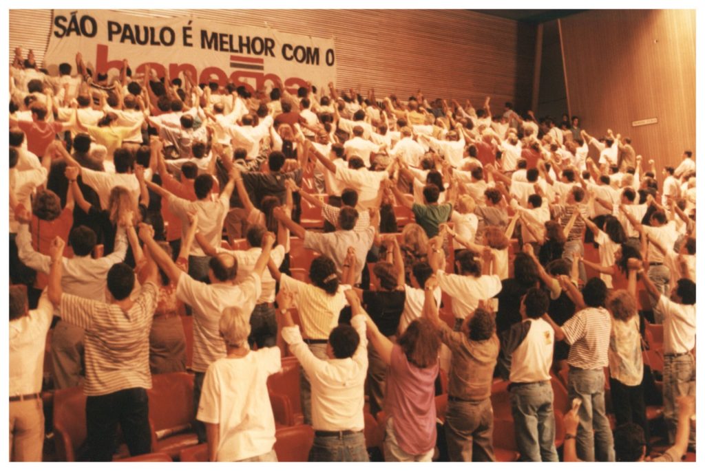 Bancários protestam na Assembleia Legislativa durante votação de projeto, em 1996 (Vera Yursis/Seeb-SP)