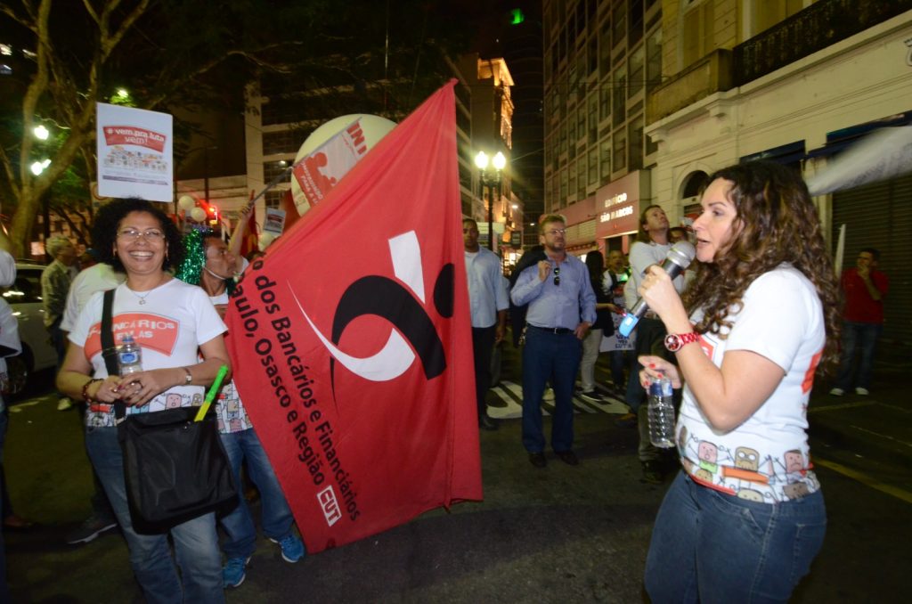 Ato em defesa dos bancários, em agosto de 2013: Juvandia, primeira mulher na presidência do Sindicato em 90 anos de fundação da entidade, e Raquel, secretária-geral dessa gestão histórica (Crédito: Gerardo Lazzari/Cedoc)