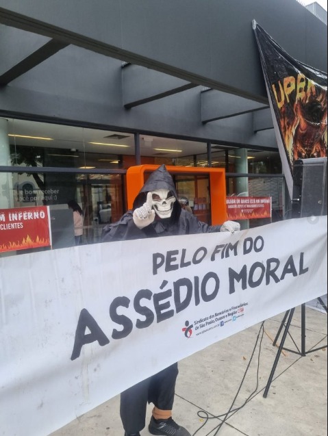 Sindicato, mais uma vez, usou de criatividade para denunciar e cobrar solução para as más condições de trabalho no centenário banco Itaú (Crédito: Seeb-SP- Cedoc)
