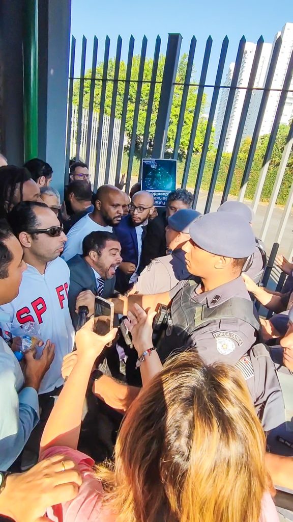 Tiro no pé: Santander apelou para a violência policial na repressão a ato pacífico dos trabalhadores que protestavam contra terceirização no banco (Crédito: Willy Roberto- Cedoc)
