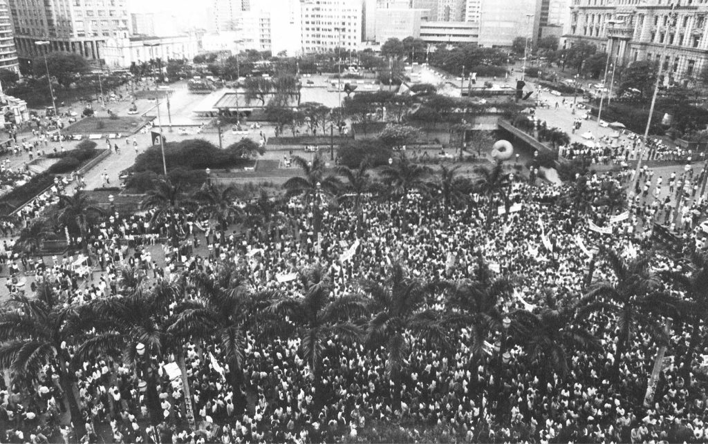 Mais de 30 mil bancários reunidos na Praça da Sé, em São Paulo, votaram pelo início da grande greve de 1985 levando a categoria a uma das mais combativas do país (Crédito: Seeb-SP/Cedoc)
