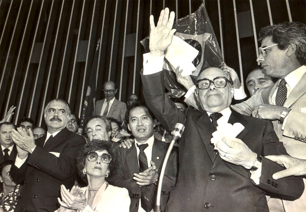 Em 15 de janeiro de 1985 Tancredo Neves foi o mais votado pelo Colégio Eleitoral para assumir a Presidência da República após 20 anos de ditadura militar (Crédito: Arquivo Agência Brasil)