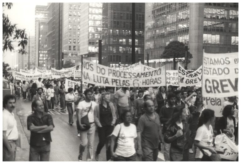 Empregados da Caixa em passeata na Paulista: há 40 anos, banco parou em todo o Brasil na luta pelo direito à jornada de seis horas (Crédito: Esdras Martins - Cedoc/Seeb-SP)