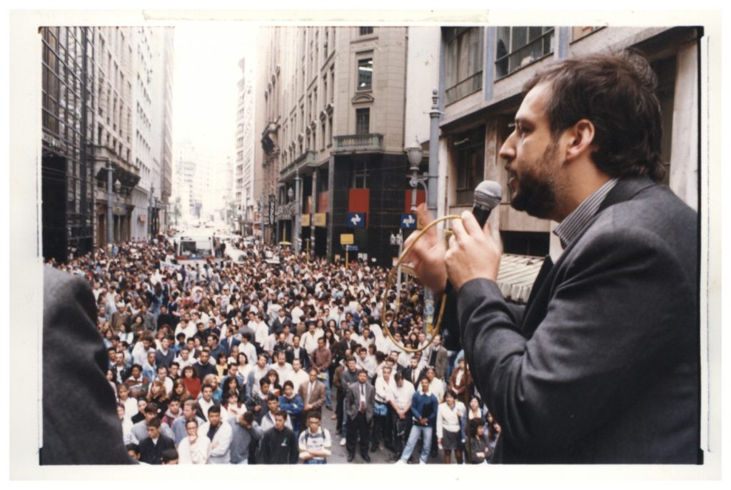 Presidente do Sindicato à época da conquista da Participação nos Lucros e Resultados, Ricardo Berzoini fala em assembleia da campanha nacional de 1995 (Crédito: Jailton Garcia/Seeb-SP)