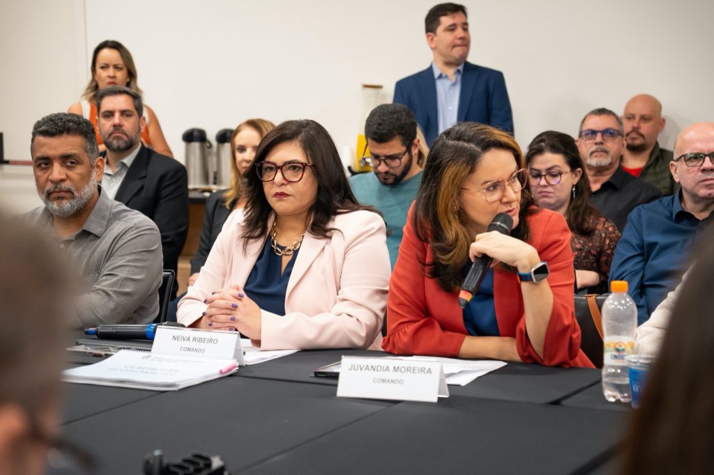 Neiva, em mesa de negociação com bancos que sempre querem rebaixar valor da PLR: bancários mobilizados e organizados ao lado do Sindicato garantem mais essa conquista da categoria (Crédito: Luan Silva/Seeb-SP)