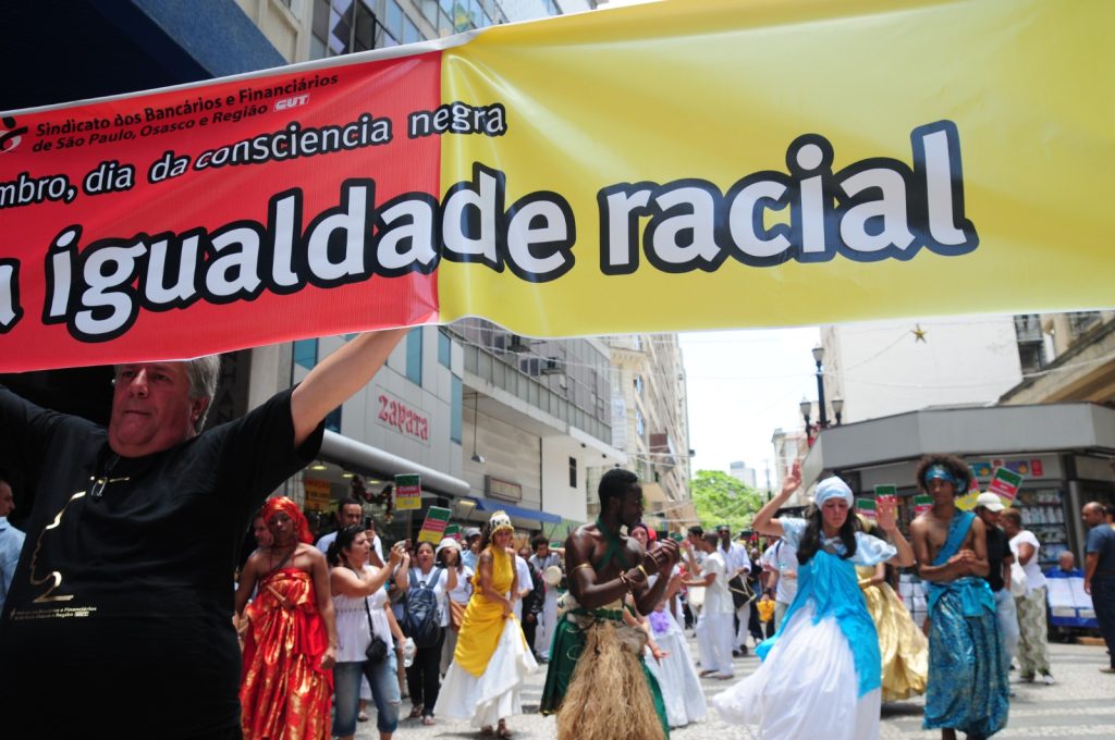 Luta contra o racismo e pela igualdade racial: negros e negras são mais da metade da população brasileira, mas estão subrepresentados nos bancos e ganham menos (Crédito: Maurício Morais, Seeb-SP/Cedoc)