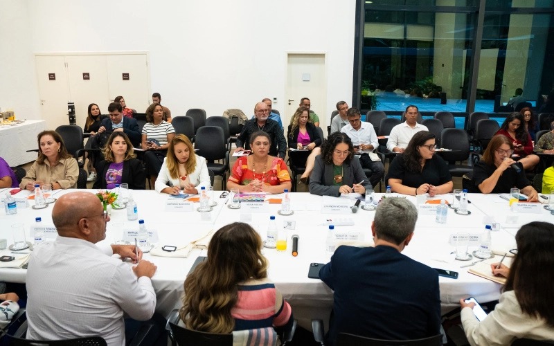 O respeito à diversidade e à igualdade de oportunidades é tema de mesa permanente com a Fenaban: precisamos seguir com ações concretas e afirmativas, diz Neiva Ribeiro (de vermelho), em reunião de março de 2025 (Crédito: Luan Silva, Seeb-SP/Cedoc)