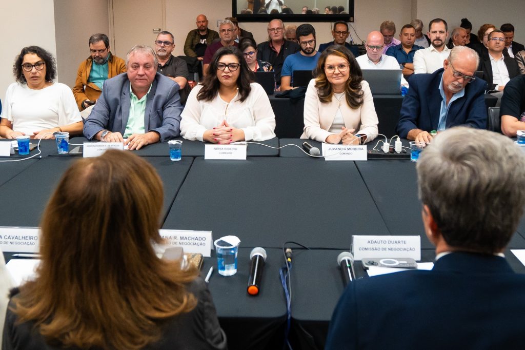 Trabalhadores precisam ter dimensão da importância do Dieese em suas vidas, diz Neiva Ribeiro, uma das coordenadoras do Comando Nacional dos Bancários, na foto em negociação com a Fenaban: técnicos do Dieese, na retaguarda (Crédito: Luan Silva/Seeb-SP)