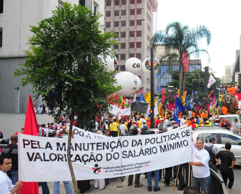 Dieese faz cálculo do salário mínimo necessário para suprir uma família de quatro pessoas: estudo serviu de base na luta que conquistou a valorização do piso nacional no primeiro governo Lula (Crédito: Cedoc/Seeb-SP)