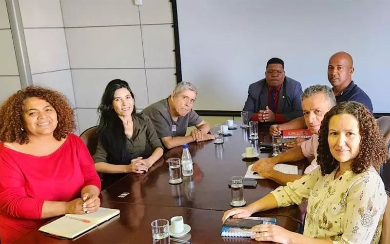 Adriana Marcolino (à direita), diretora-técnica do Dieese, em reunião com dirigentes bancários sobre direitos de pessoas com deficiência, no Ministério do Trabalho (Crédito: Cedoc/Seeb-SP)