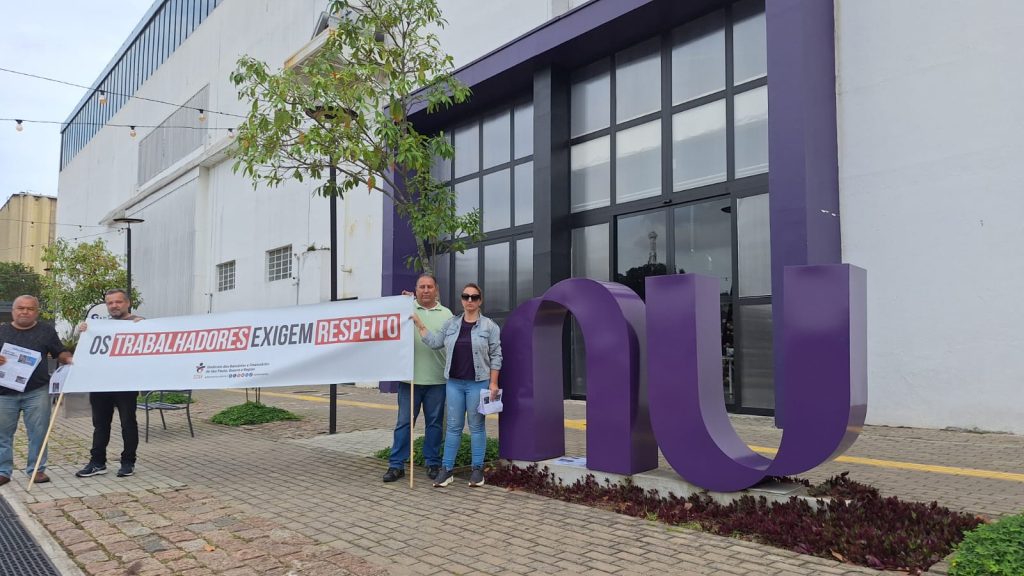 Imagem do Nubank saiu abalada após protestos nas ruas e nas redes sociais contra demissões de bancários críticos às alterações no modelo de trabalho híbrido (Crédito: Imprensa/Seeb-SP)