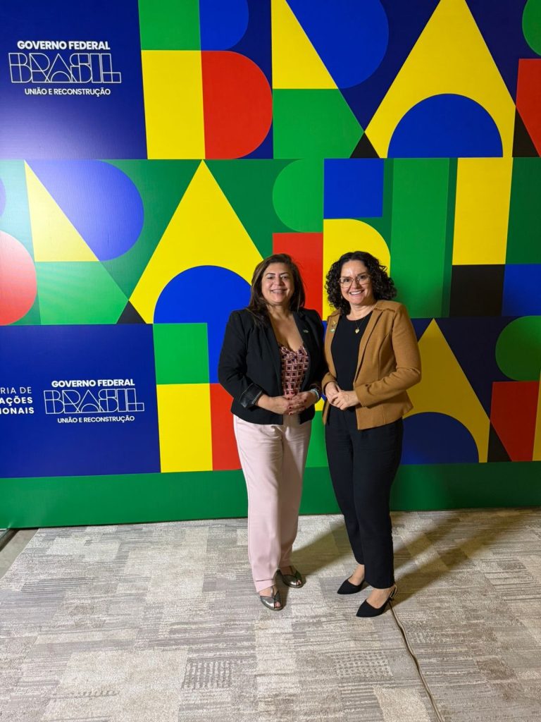 Presidentas Neiva Ribeiro, do Sindicato, e Juvandia Moreira, da Contraf-CUT, em debate no Conselhão, do governo Federal, sobre a necessidade de regulamentação do sistema financeiro nacional (Crédito: Imprensa/Seeb-SP)