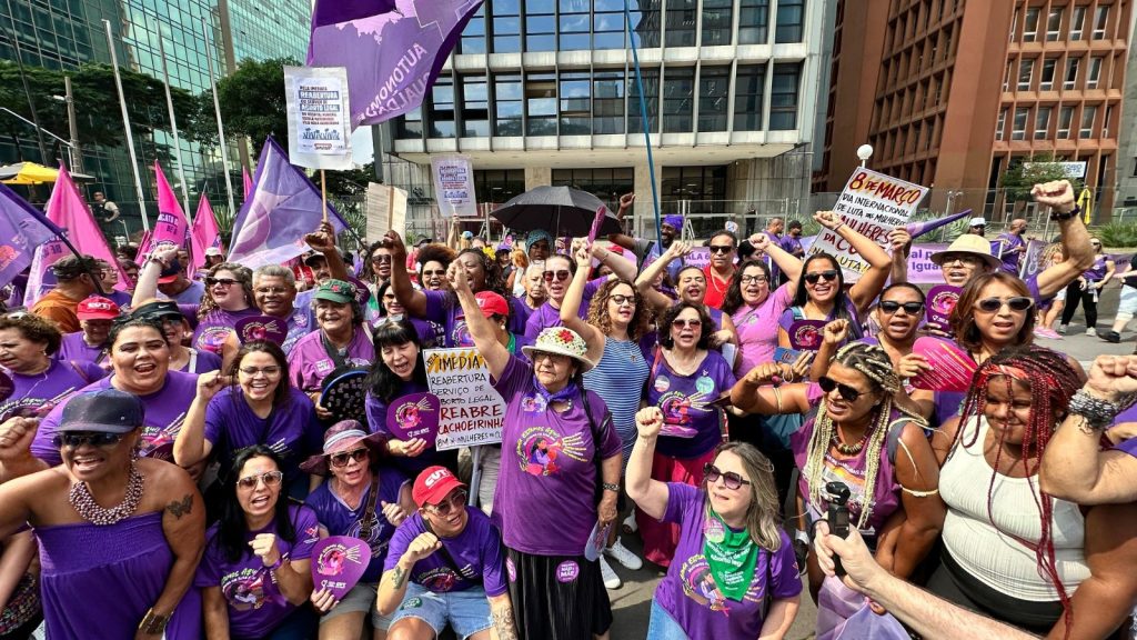 Categoria bancária marcou presença na Paulista, no Dia Internacional da Mulher, para construir um futuro com igualdade (Crédito: Imprensa/Seeb-SP)