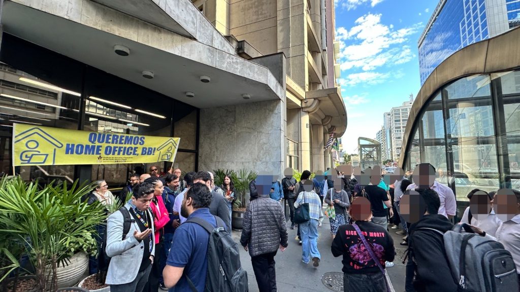 A mobilização de bancários e Sindicato, que incluiu paralisação no prédio da Super, em junho de 2025, garantiu o regime de trabalho remoto no BB (Crédito: Imprensa/Seeb-SP)