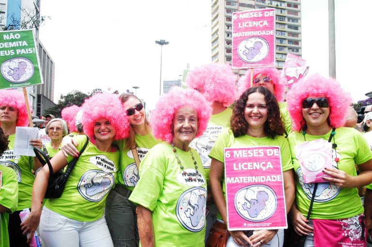 Passeata em março de 2009 leva o bom humor característico do Sindicato para as ruas, na luta pelo direito dos filhos de ficarem mais tempo com a mãe e o pai (Crédito: Seeb-SP/Cedoc)
