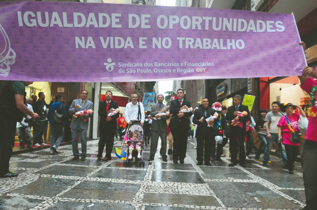 Papais empurram carrinhos pelas ruas do Centro de São Paulo, em 2011: mobilização do Sindicato já cobrava a licença-paternidade de 20 dias, conquistada em 2016 (Crédito: Seeb-SP/Cedoc)