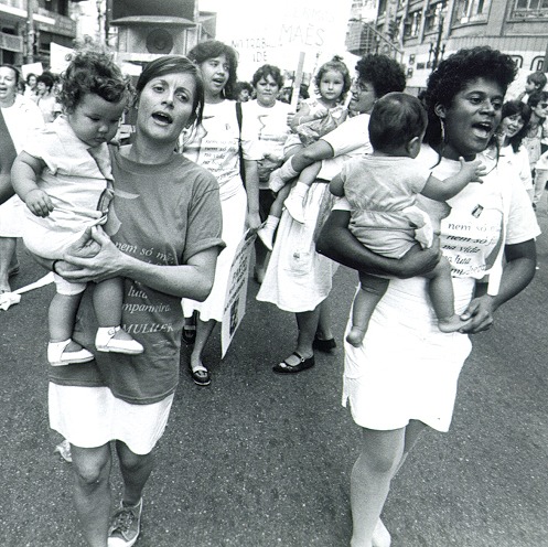 Luta das bancárias por mais direitos é antiga: com filhos no colo, trabalhadoras da categoria fazem passeata no 8 de março de 1988, Dia Internacional da Mulher (Crédito: Seeb-SP/Cedoc)