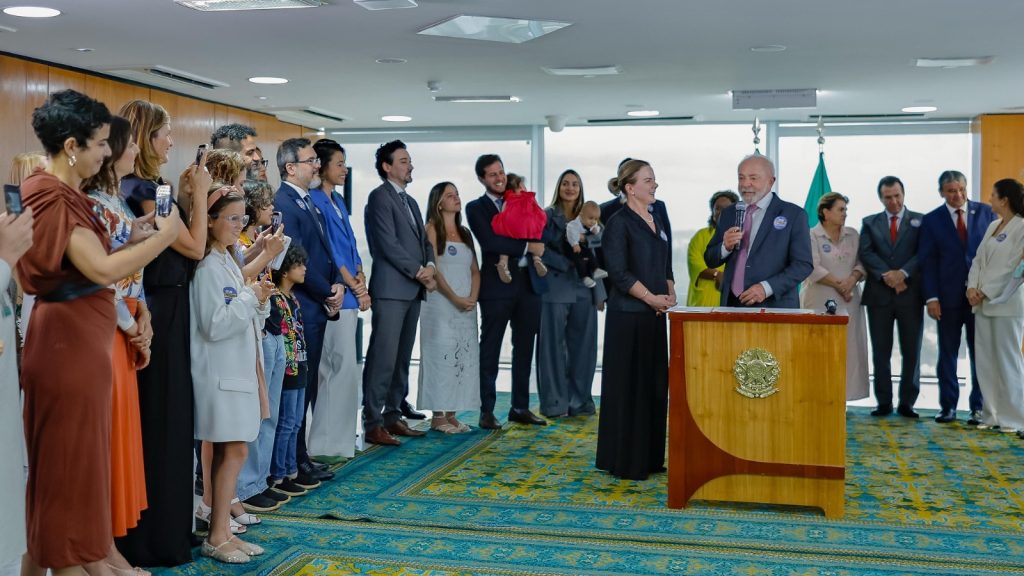 Ao lado da ministra Gleisi Hoffmann, presidente Lula sanciona lei que ampliou a licença-paternidade para 20 dias e instituiu o salário-paternidade (Crédito: Ricardo Stuckert/PR)