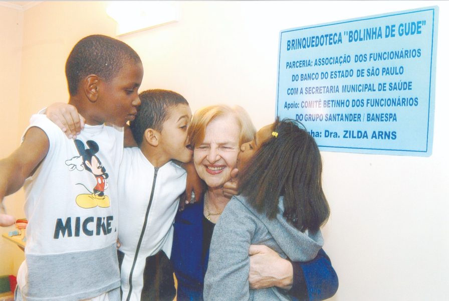 A médica Zilda Arns, criadora da Pastoral da Criança, homenageada como madrinha de uma das brinquedotecas criadas pelo Comitê Betinho (AFUBESP 14/07/2003)